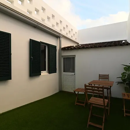 Lägenhet Sea View By Vacationy