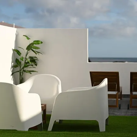 Lägenhet Sea View By Vacationy